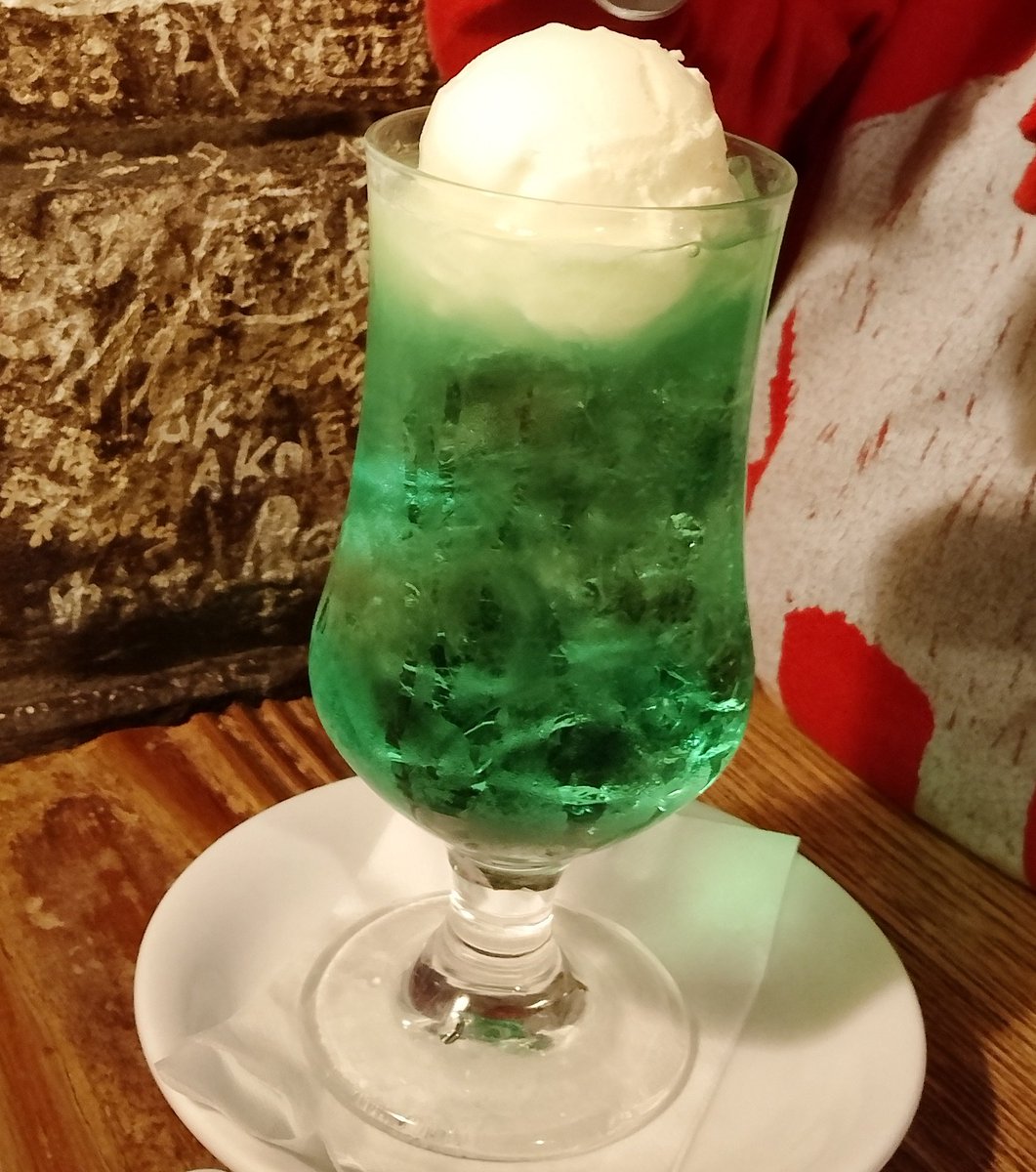 神保町さぼうるに！喫茶店は楽しい。素敵な場所の持つ力を感じました。店内は活気があって自分がトレンディ若者のような気にさえさせてくれました。
マスターも奇跡的に覚えてくださりありがたい。ピザも美味しかった。出るとき、すごく楽しく感じたのはクリームソーダを飲んだからかもしれません！