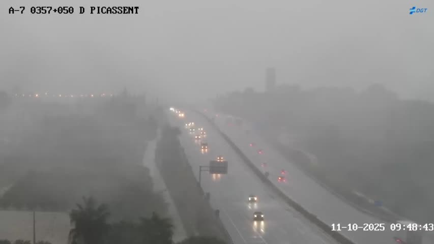 <a href="/GVA112/">Emergències 112CV</a> Imágenes de la <a href="/DGTes/">Dir. Gral. Tráfico</a> en la autovía A7 a su paso por Picassent. 
⚠️Mucha atención. No cojas el coche si no es necesario. En zonas de tormenta la intensidad puede ser torrencial. Atentos a los mensajes de <a href="/GVA112/">Emergències 112CV</a>