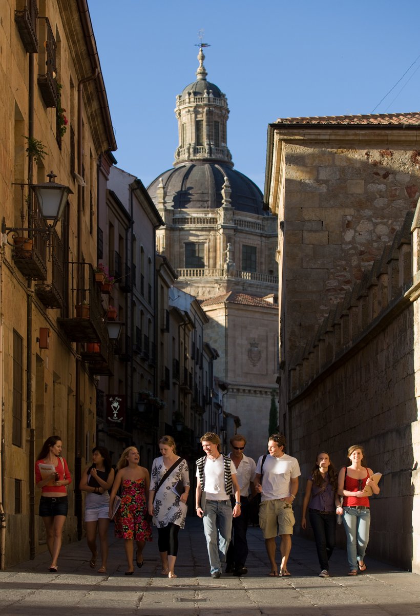 🧐 ¿Sabías que National Geographic ha bautizado a Salamanca como la “Oxford española” y la considera la ciudad más bonita de España? 🌟 🇪🇸

Historia, cultura y encanto concentrados en una joya de cercanía

➡️ elconfidencialdigital.com/articulo/viaje…