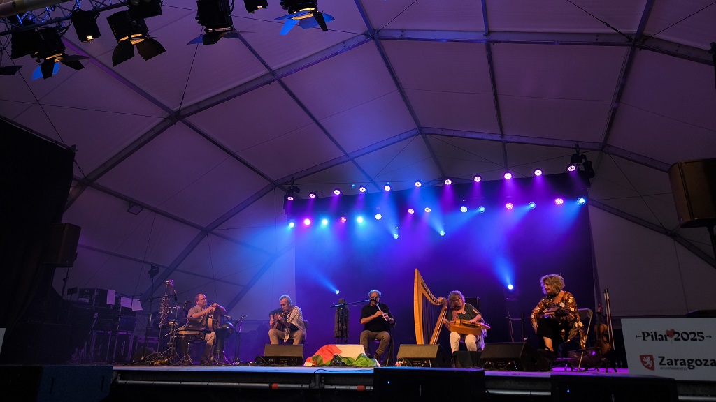 arainfonoticias's tweet photo. Pilar Folk, el festival que Zaragoza nunca quiso cuidar: https://t.co/cBNvFny20U

👉 Entre el desdén institucional, la precariedad técnica y la dignidad de quienes siguen defendiendo la música tradicional, el Pilar Folk 2025 volvió a recordarnos que el folk sobrevive más por amor que por apoyo. El músico aragonés Miguel Ángel Fraile, de O’Carolan, voz autorizada por su extensa labor en la defensa y difusión de la música de raíz, lo resume con amargura: “Nos tratan como si fuéramos unos recién llegados a este mundo”.

✍️ Informa Mary Carmen Bozal @mcbozal