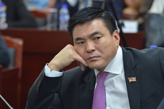 Тахиа донгодохоос өмнө чи надаас гурвантаа урвана

Улс төрд хамгийн олон урвасан хүнээр Самараа тодорлоо.
Энэ хүнийг Занданшатараас урвасан гээд хүмүүс их дургүй байна. Би бол энийг бүр Оросод урвасан ч байж магадгүй гэж боддог