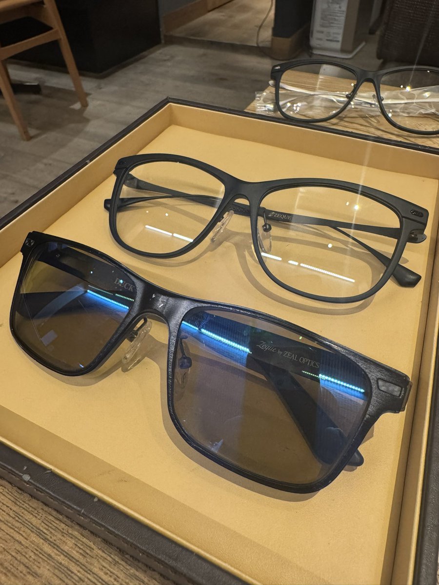 kawatetsu623's tweet image. 愛用の #zeque の偏光のメンテナスに
ゼクーのショールームの @saloobyzeque に行ってきました！
綺麗にメンテナンスして頂きました
お陰でピカピカの #deck に！

作業中にコーヒー飲みながら新作も拝見…
少し不安のあった視力も見てもらいって…
ついに新しい偏光　#jonny  オーダーしてしました！