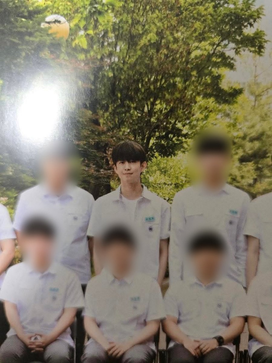 yangssun_'s tweet image. 친구한테서 건우 졸사와 교지를 얻어냈어요

수업시간에 핸드폰을 하지만 착한말만 하는 친구가 김건우 너라고?