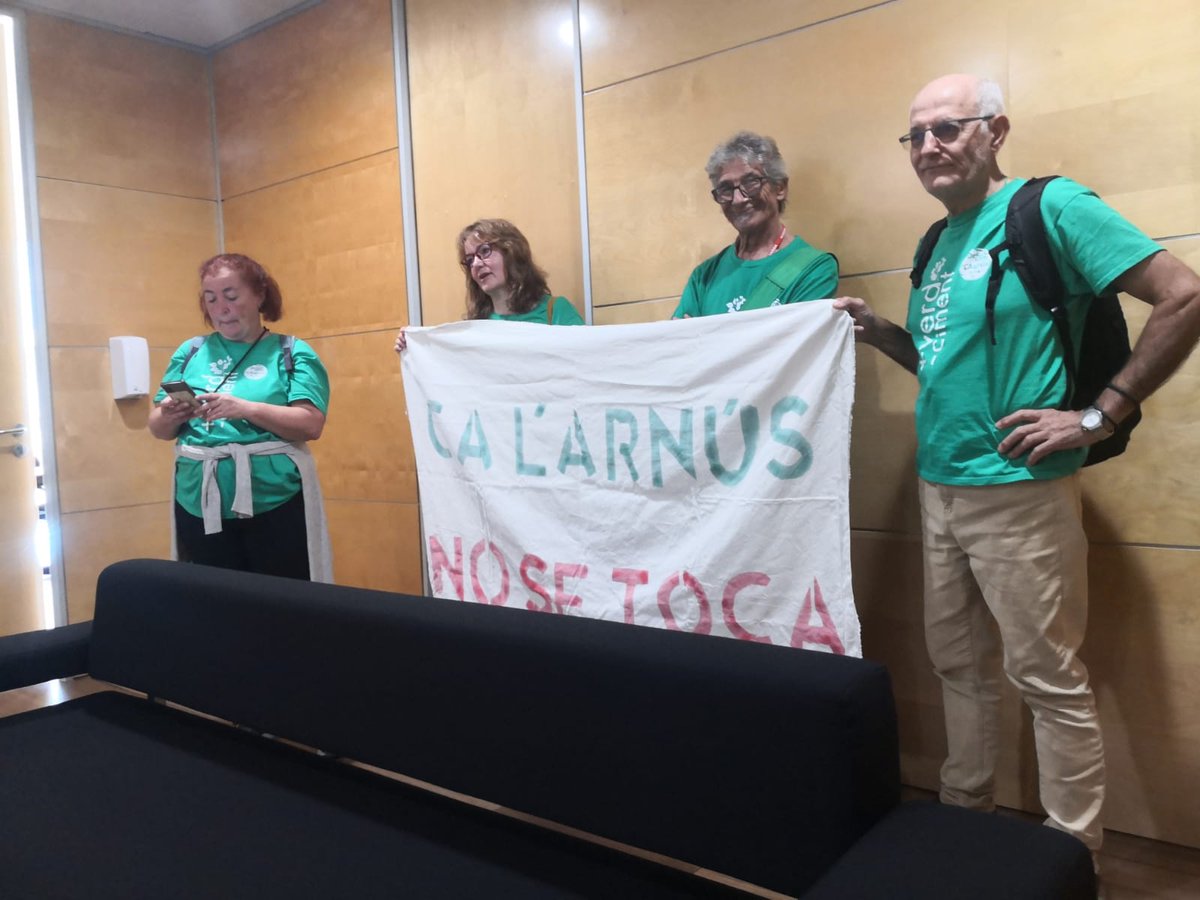Els companys han estat expulsats de la sala a empentes i posteriorment identificats 🤬. Així escolta aquest govern la veu del poble!
Nosaltres seguim: CA L'ARNÚS NO ES TOCA‼️
(2/2)