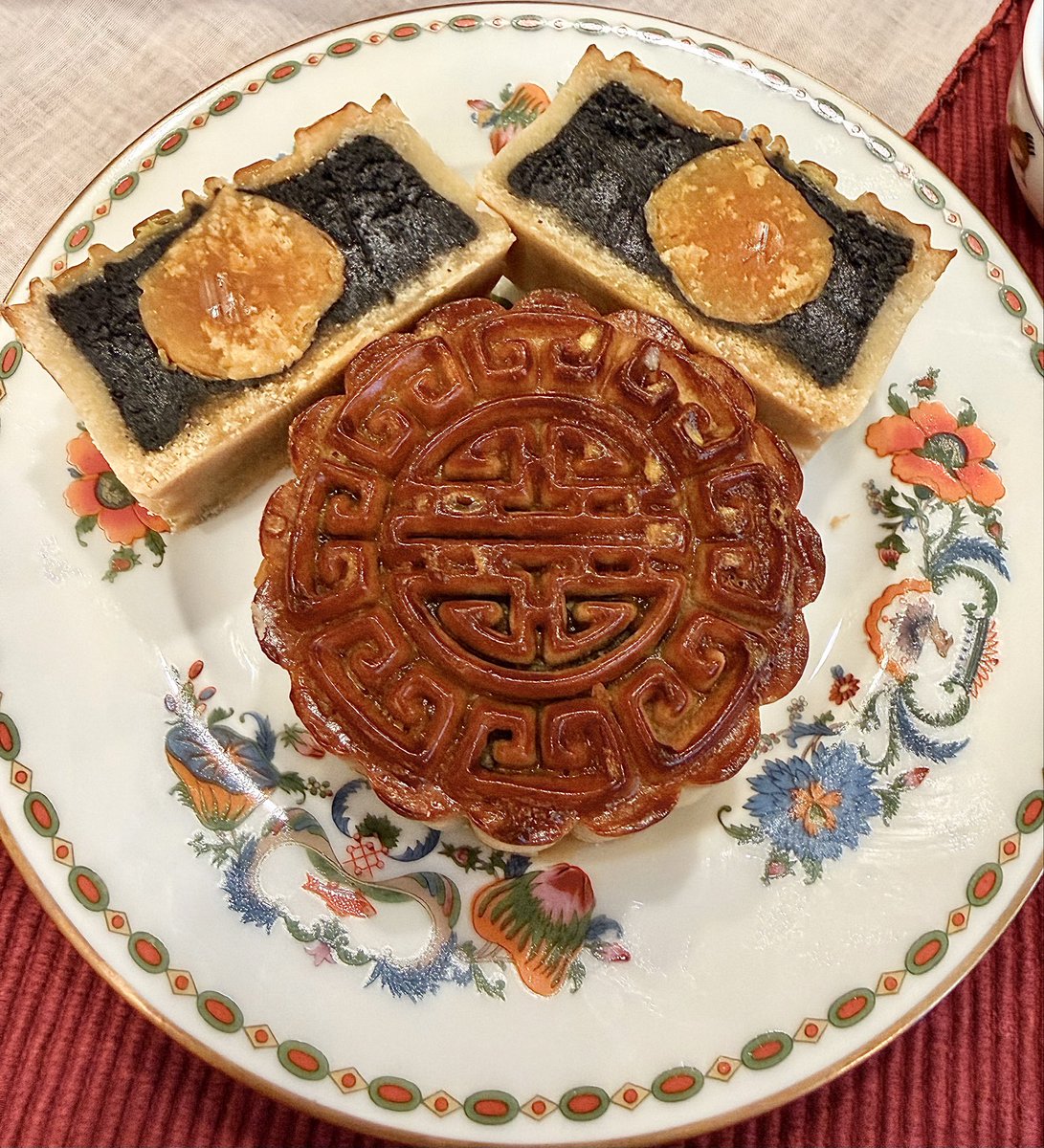 中秋節過ぎちゃいましたけど月餅焼きましたわ〜！！！
てりてりつやつやに仕上げられて満足ですわ！！
秋の長雨で月見できないので月餅の塩漬け卵の月で我慢ですわね〜〜

お茶を鉄観音茶にすることで月餅の恐ろしい量の油と砂糖をノンカロリーにする月餅ライフハックを実行しましたわ〜〜〜！！！！