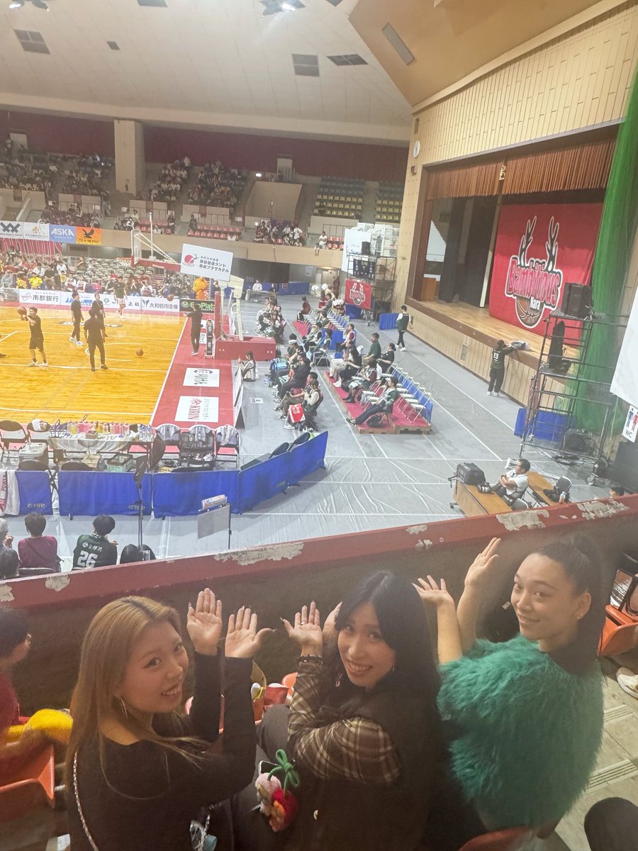 さぁ、今日は奈良から！！
GO!!STORKS!!

ストチアメンバーも応援に来てくれてます！
ブースターさんを見つけて大喜び❤️
#ストチア
#ストークス
#バンビシャス奈良
#Bリーグ
#bチア素敵
#バンビーナス