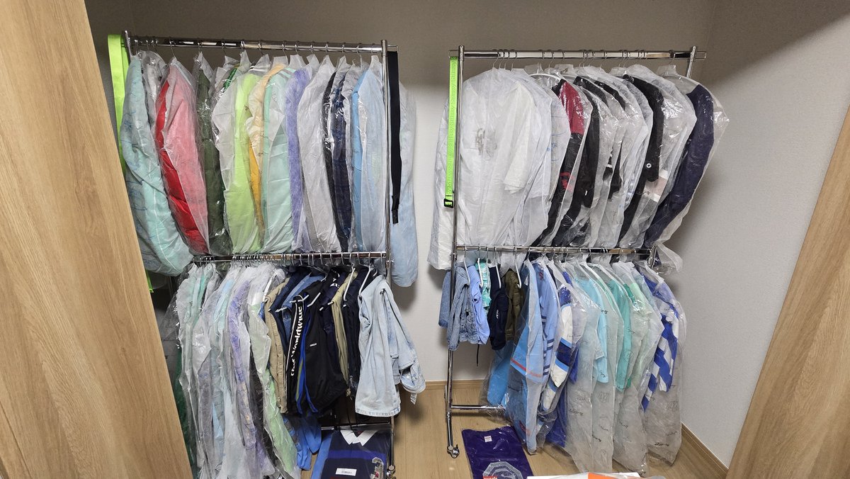 寝室のクローゼットは仕事着と部屋着おかでどーにかなった

ん？
大量処分したのになんで私服こんなにあるんだ？
ヲタ部屋にする部屋のクローゼット広めやのにこれは…
未開封のもあるしww
なんなら今日オンラインでTシャツ買ったww

はい、馬鹿ですww
