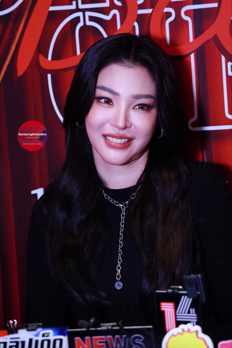 Bunterngonline's tweet image. ✨️ ฝ้าย พีรญา 📷ช่วงสัมภาษณ์ ในงาน 2025 FAYE PERAYA BIRTHDAY PARTY “GENTLE Bad GIRL”❤️‍🔥

HAPPY BIRTHDAY PERAYA 
#FayeGentleBadGirlParty

#FayeGENTLEbadGIRL 
#FayePeraya #ฝ้ายพีรญา 
#FabelEntertainment
