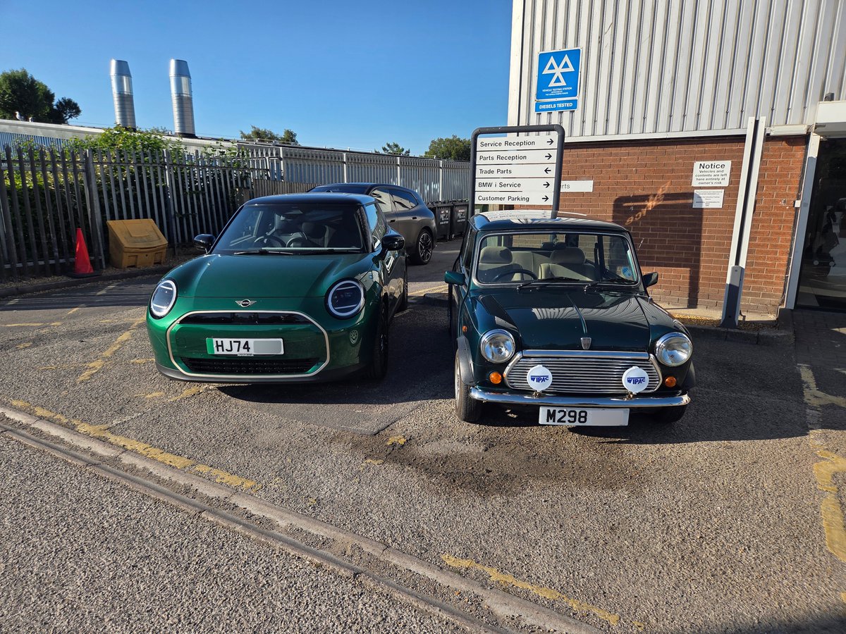 Scenes at Marshall #MINI #Bournemouth … choose your weekend getaway MINI - 

Left or Right?