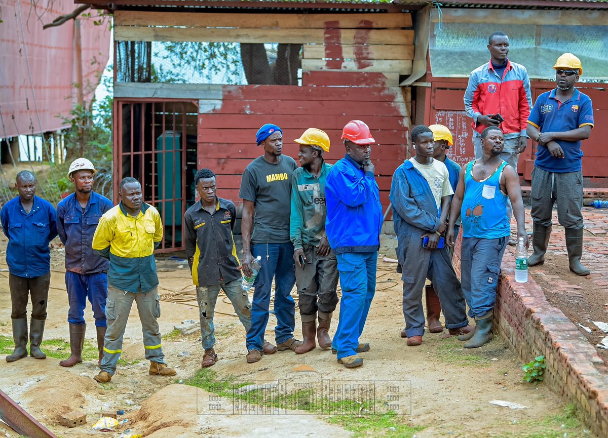 KwaNtare's tweet photo. Nyenicub @GeneralNeva yaragendeye kandi kuri uwo mutumba wa #Migera Komine #Mugere, mu ntara ya @BujaProv2025, ahariko hubakwa ubundi bwato n'umugwizatunga UWIRAGIYE François. Uwo mugambi ni wahera uzoteza imbere muri kano karere no mu #Burundi ugutwara ibintu n'abantu mu kiyaga. https://t.co/yrCkVfaCEh
