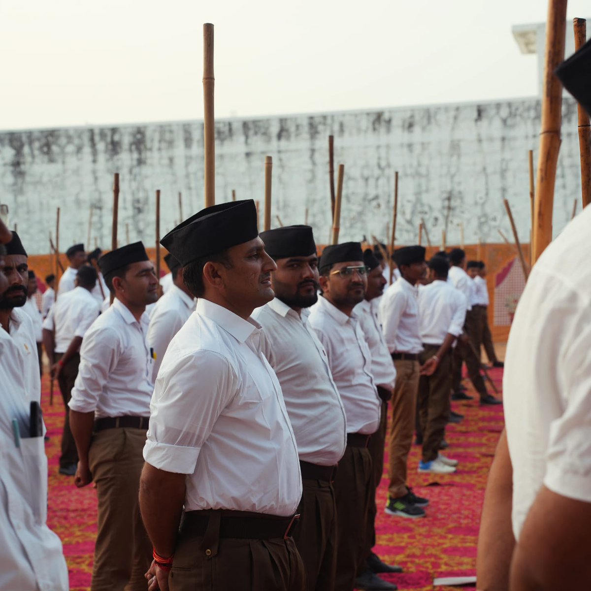 AnantramBhanwar's tweet image. 📍 सेड़वा 

चलें चलें हम निशिदिन अविरत, चले चले हम सतत् चलें
कर्म करें हम निरलस पल-पल, दिनकर सम हम सदा जलें।।

विगत दिवस राष्ट्रीय स्वयंसेवक संघ (RSS) के शताब्दी वर्ष पर सेड़वा खंड, बाड़मेर के द्वारा आयोजित पथ संचलन कार्यक्रम में शामिल हुआ।

@RSSorg @friendsofrss