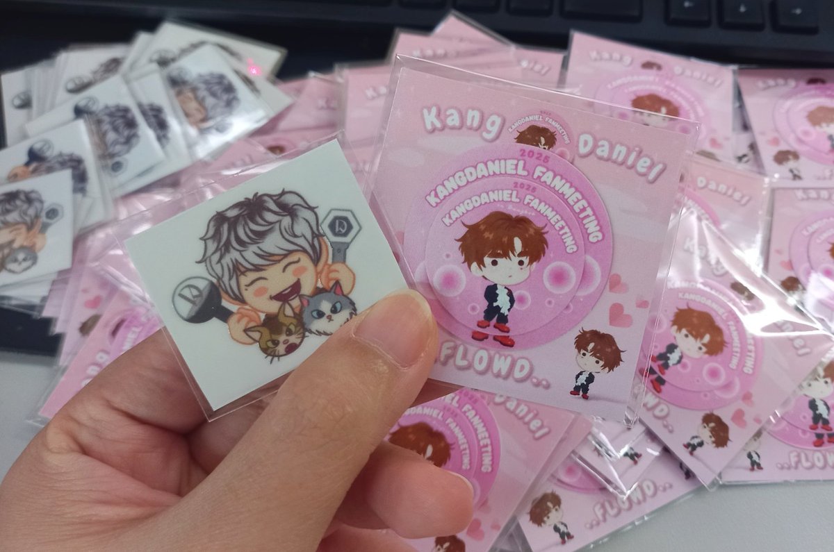 แพคเสร็จแล้ววสติ๊กเกอร์สีชมพูมี 60 เซ็ต แล้วก็มีสติ๊กเกอร์dftรูปเดิมไปเพิ่มอีกประมาณ 30 นะคะ

พรุ่งนี้เจอกันนน 🦖🦖🍑

#2025KANGDANIELFANMEETINGINBANGKOK #KANGDANIEL #강다니엘 #คังแดเนียล