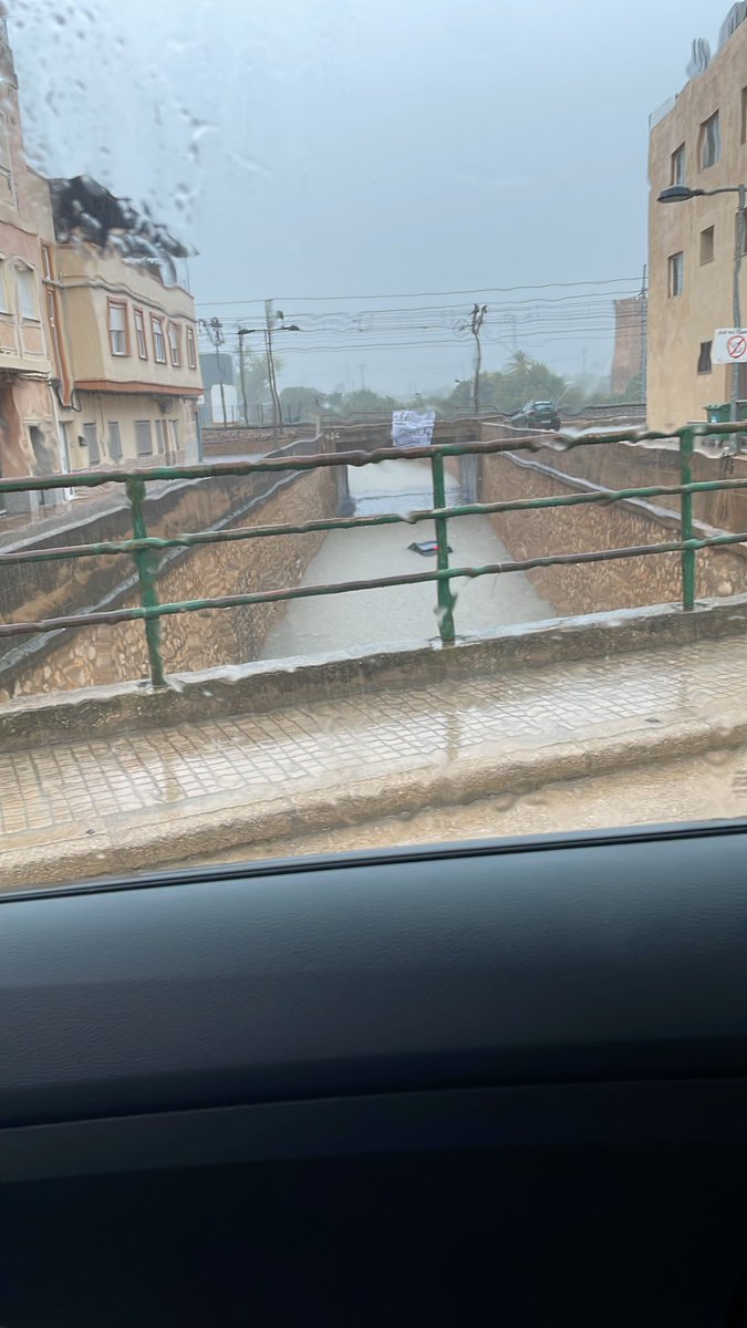 #Benifaió La Ribera Alta
<a href="/apuntoratge/">À Punt Oratge</a> <a href="/Valencia_WX/">ValènciaWeather⚡️</a> <a href="/Tiempo_Valencia/">☈⚡TiempoValència☔❄</a> <a href="/tiempobrasero/">Tutiempo</a> 
Ocupantes a salvo