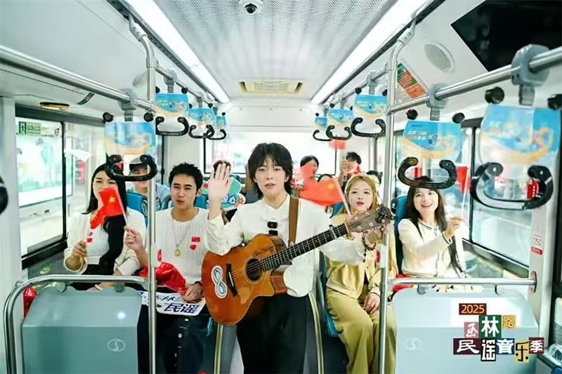 Sichuanplus's tweet image. Wuhou, Chengdu lit up the holiday! 🎉  
🤖 AI time-travel &amp;amp; chats with Zhuge Liang 
🎸 Folk music festival &quot;Singing Love for the Motherland&quot; 
🏰 HK Disneyland&apos;s 20th-anniversary photo hotspot 
From ancient culture to modern beats, Wuhou has it all! 🌟 #ChengduVibes