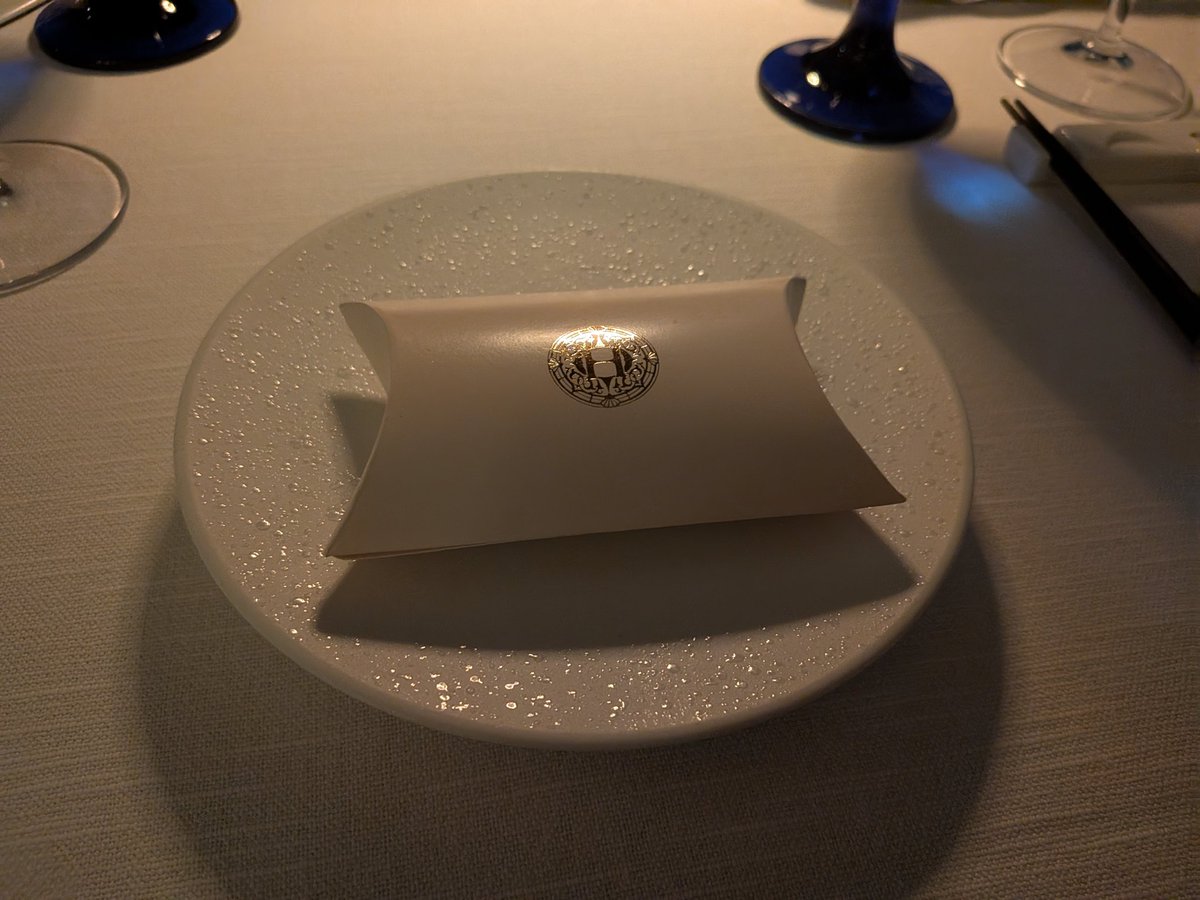 先日ディナーにて

🗣️七谷鴨とフォアグラのパイです
🍉!!!???

箱の中に入っている場合もあるんですね。勉強になりました📝