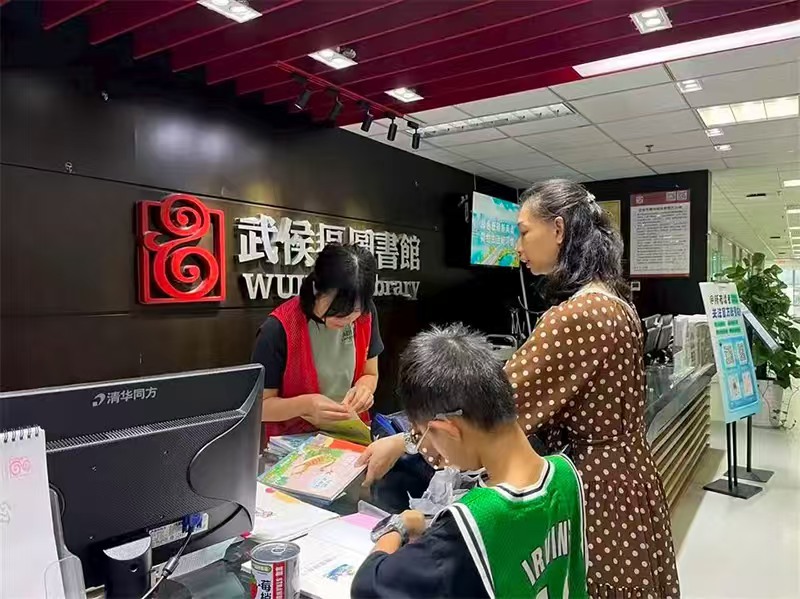 Sichuanplus's tweet image. Wuhou, Chengdu lit up the holiday! 🎉  
🤖 AI time-travel &amp;amp; chats with Zhuge Liang 
🎸 Folk music festival &quot;Singing Love for the Motherland&quot; 
🏰 HK Disneyland&apos;s 20th-anniversary photo hotspot 
From ancient culture to modern beats, Wuhou has it all! 🌟 #ChengduVibes