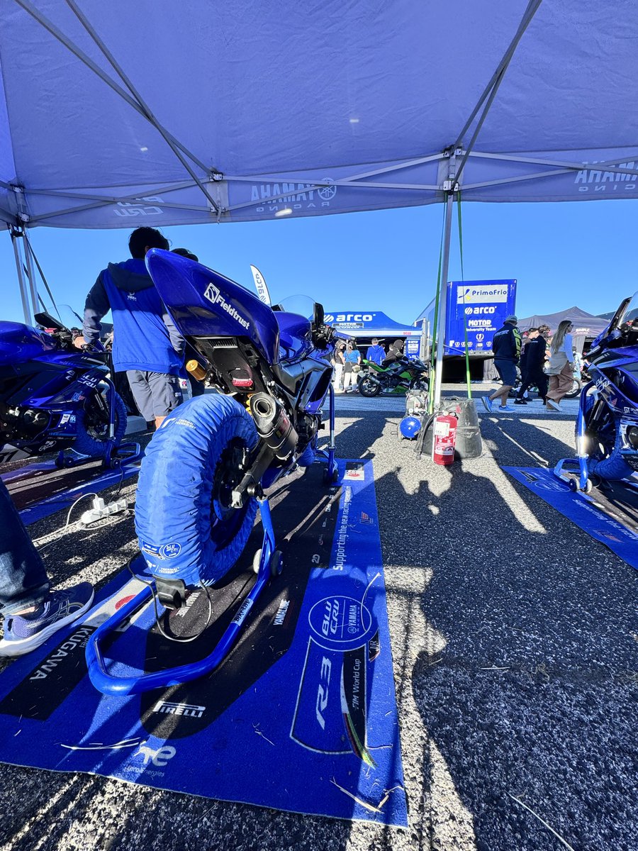 これからRACE1！

気温は暖かいですが風が強いです。

ライブ配信は日本時間18：15からです↓
youtube.com/live/QSb8AzuQP…

#yamaha #R3cup