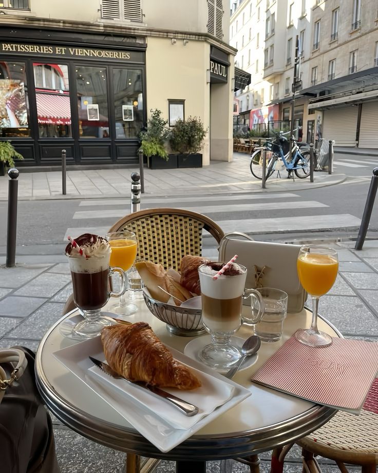 francesafetytra's tweet image. Starting the day the French way.