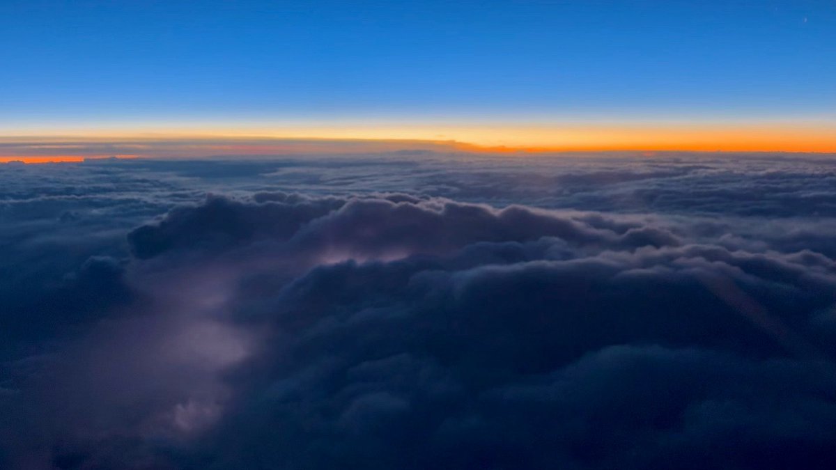 MarkGrigg's tweet image. The view on the way back from Venice sunset+lightning 😎 #pilotview