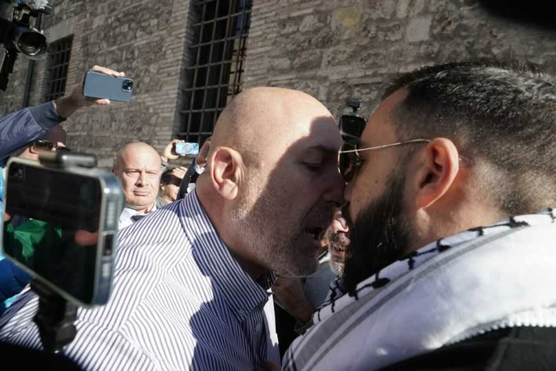 Il famoso odio della sinistra.
Ma non c'è nessuno che insegni le buone maniere a bandecchi?