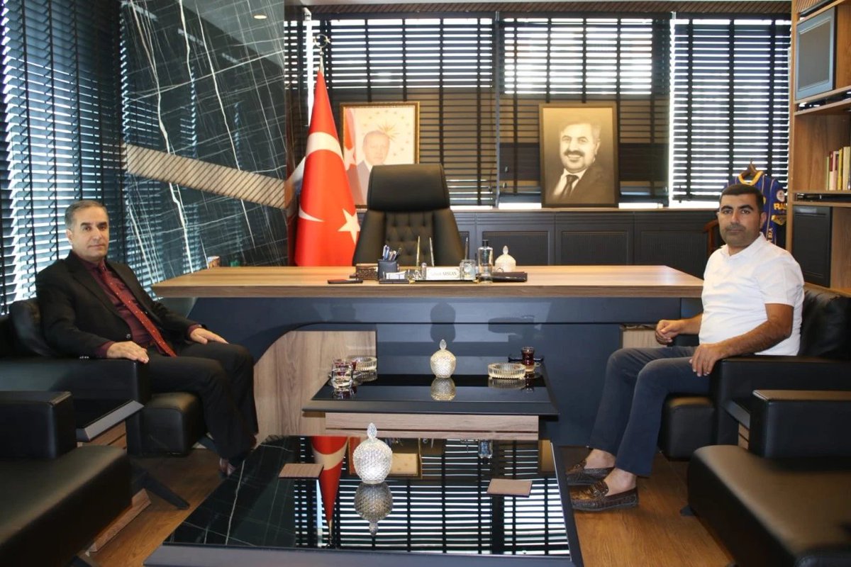 🔴SGK Diyarbakır İl Müdürü Garip Karatay’dan Gazetemize Ziyaret 

diyarbakirolay.com.tr/haber/sgk-diya… 

#Gebermiş #güllü #Amerika #25MilyarLira #TurgayCiner #sondakika #diyarbakır