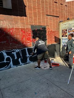NYPD40Pct's tweet photo. 🚨 The 40 is cleaning up crime, one wall at a time 🚨
Led by CPT Ramos, our Q-team and Hub officers tackled graffiti on E 152 & Courtland ave- restoring quality of life and reducing conditions that invite crime.
#graffiticleanup https://t.co/ykqVwSOGoF