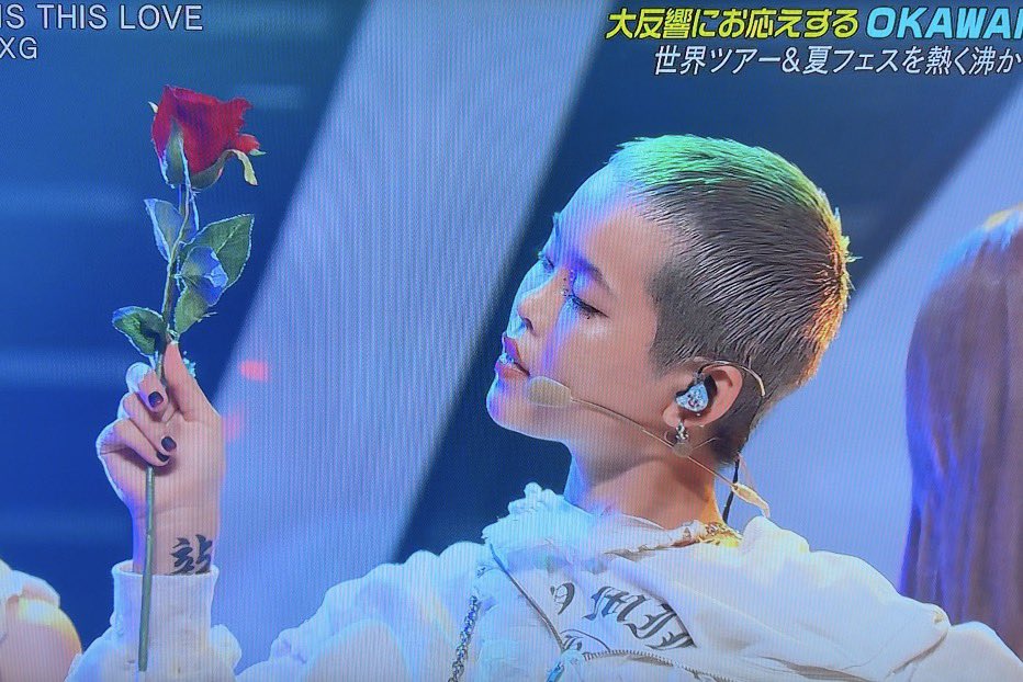 龍のタトゥー（本物）がチラ見えする手で薔薇持ってるココナは反則です