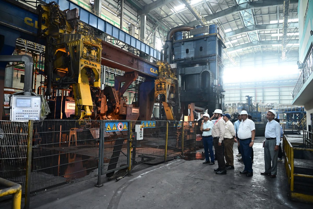 cpro_mcfrbl's tweet image. रेलवे बोर्ड के ED (कॉर्पोरेट समन्वय) श्री शैलेंद्र सिंह व ईरिमी के DG श्री अनिमेश सिन्हा ने MCF, रायबरेली व फोर्ज्ड व्हील प्लांट का दौरा किया। उत्पादन पर टीम को बधाई दी, औद्योगिक गुणवत्ता का निरीक्षण किया व ग्लोबल बाजार में रेलवे के विस्तार पर बल दिया। #Railways #MCF #innovation