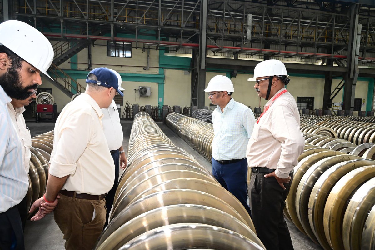 cpro_mcfrbl's tweet image. रेलवे बोर्ड के ED (कॉर्पोरेट समन्वय) श्री शैलेंद्र सिंह व ईरिमी के DG श्री अनिमेश सिन्हा ने MCF, रायबरेली व फोर्ज्ड व्हील प्लांट का दौरा किया। उत्पादन पर टीम को बधाई दी, औद्योगिक गुणवत्ता का निरीक्षण किया व ग्लोबल बाजार में रेलवे के विस्तार पर बल दिया। #Railways #MCF #innovation