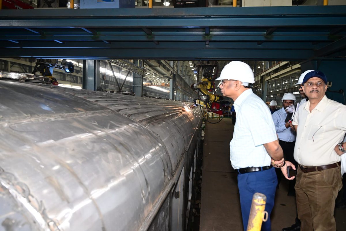 cpro_mcfrbl's tweet image. रेलवे बोर्ड के ED (कॉर्पोरेट समन्वय) श्री शैलेंद्र सिंह व ईरिमी के DG श्री अनिमेश सिन्हा ने MCF, रायबरेली व फोर्ज्ड व्हील प्लांट का दौरा किया। उत्पादन पर टीम को बधाई दी, औद्योगिक गुणवत्ता का निरीक्षण किया व ग्लोबल बाजार में रेलवे के विस्तार पर बल दिया। #Railways #MCF #innovation