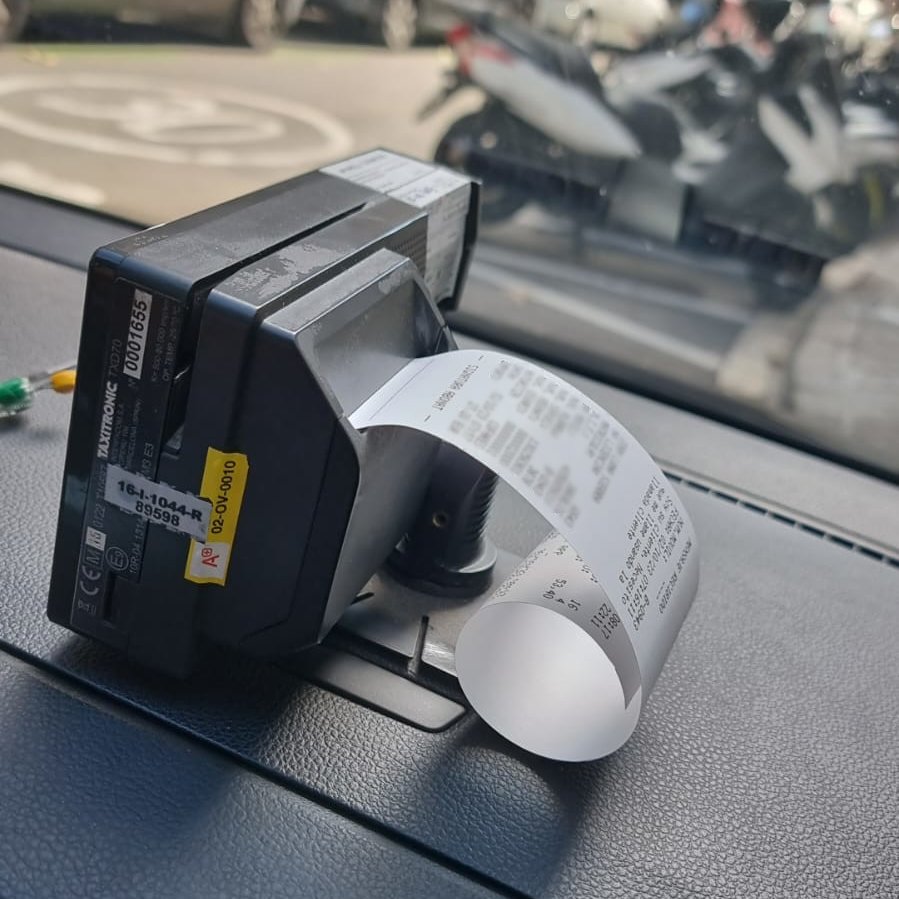 El rebut del taxímetre és l'element de transparència que et dona seguretat quan agafes un taxi.

Per això l'has de demanar sempre!
✔️ És la garantia d'haver fet ús del servei
✔️ Sabràs qui és el taxista que t'ha portat
✔️ Comprovaràs si les tarifes aplicades són correctes

#AMB