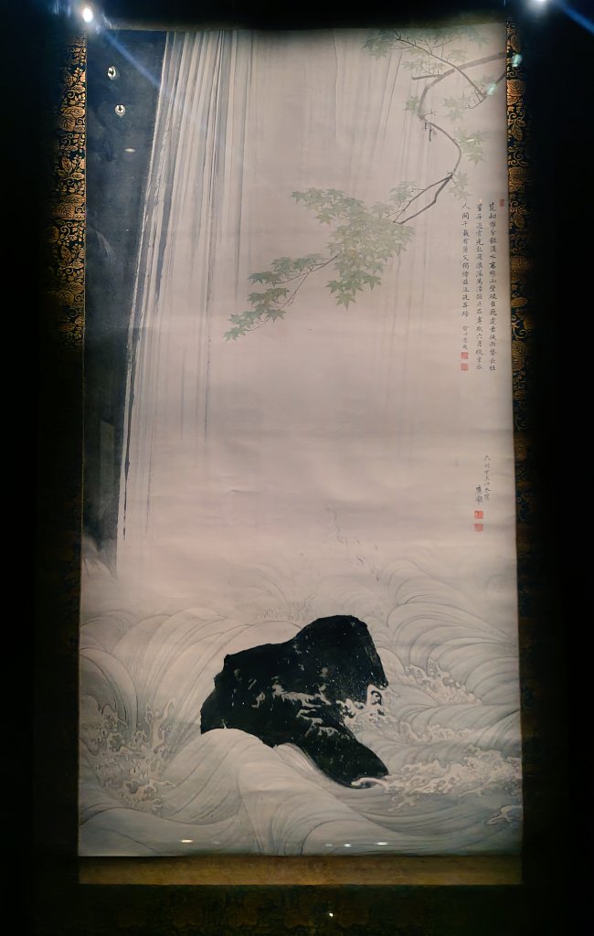 三井記念美術館 「円山応挙展」 《青楓瀑布図》 大きいので絵の前に