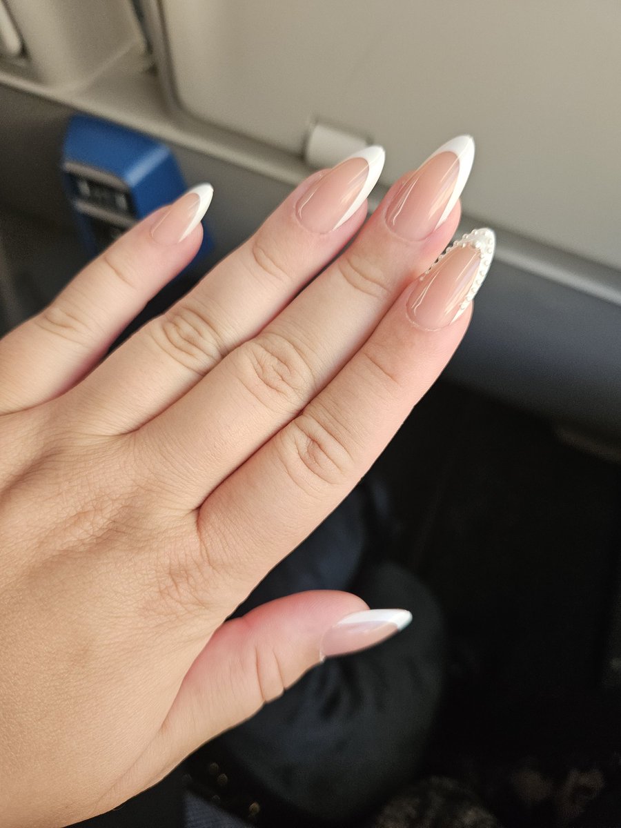 Et voilà je suis dans le train direction Paris pour CANAL + !! 
Tu kiff les meufs avec des jolies ongles ?