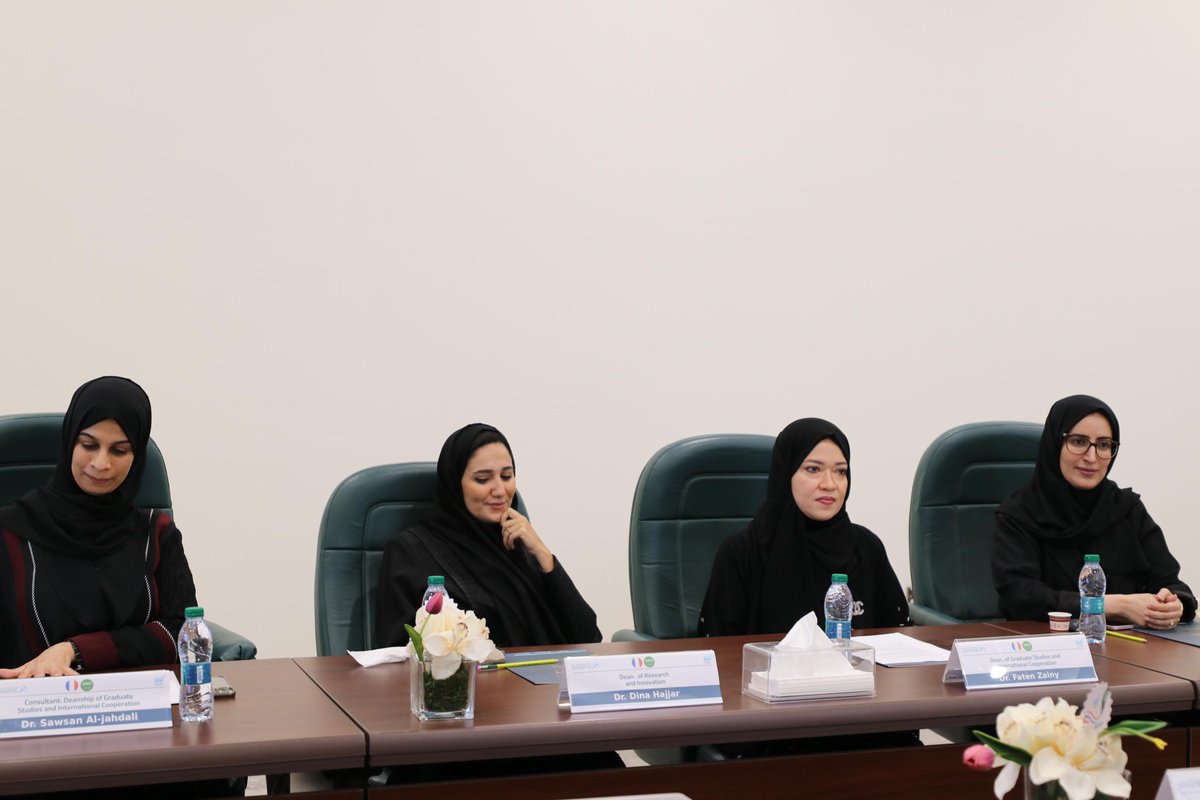 UOfjeddah's tweet photo. استقبلت #جامعة_جدة وفداً من القنصلية الفرنسية بجدة @FranceaDjeddah ، ممثلا في الملحق الثقافي في القنصلية و المستشار الإقليمي للسفارة الفرنسية في شؤون الطاقة، وذلك في إطار تعزيز التعاون الأكاديمي والبحثي بين الجانبين. وجرى خلال اللقاء مناقشة سبل التعاون وتبادل الخبرات لدعم البرامج التعليمية والبحثية في مجال الطاقة الذرية و المتجددة. تأتي هذه الزيارة تأكيداً على دور الجامعة في بناء الشراكات وتعزيز أنشطة التعاون الدولي.