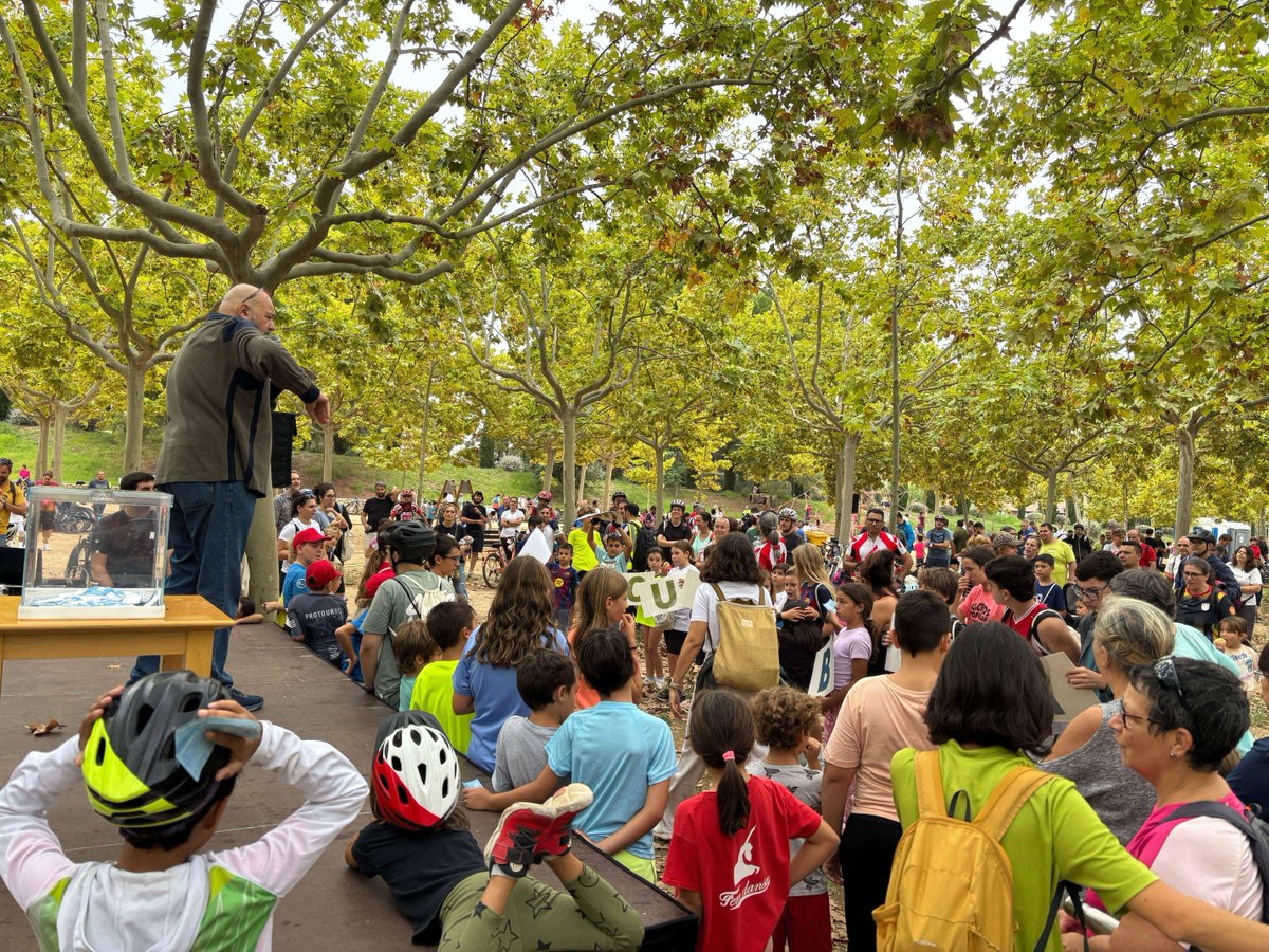solerisauret's tweet photo. 🚲 Ahir vam gaudir un altre any de l'èxit de la #Baixcicletada2025. Grans i petits van pedalar junts des dels diferents punts de sortida dels 12 municipis del #BaixLlobregat que van participar. El final de la festa el vam celebrar al Parc de Torreblanca on els guanyadors del sorteig van poder recollir els seus premis! 👏