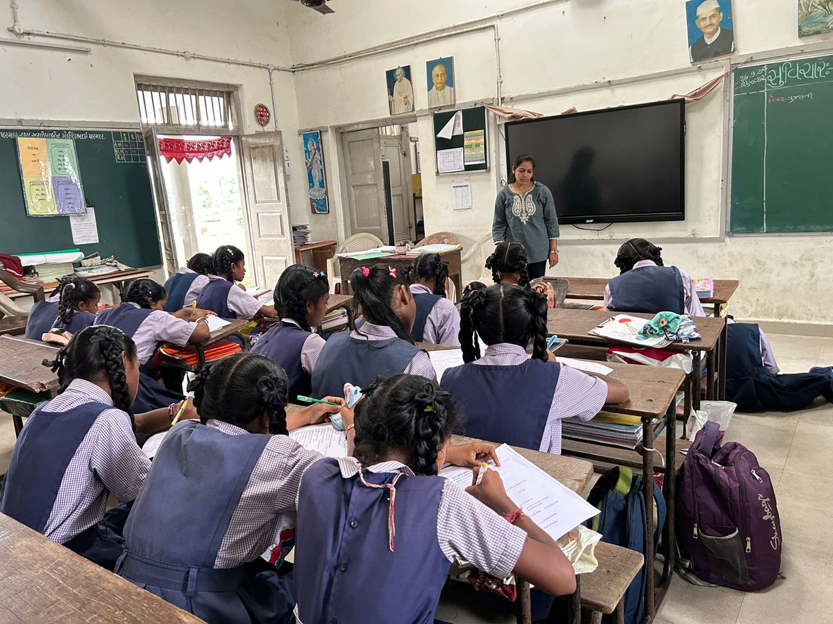 DcpuNavsari's tweet image. તા.૨૬/૦૯/૨૦૨૫ નાં રોજ નવસારી જિલ્લાના ૦૫ ગામોમાં સક્ષમ યુવિકા કાર્યક્રમ કરવામાં આવેલ. વિવિધ પ્રશ્નો અંગે ચર્ચા કરવામાં આવેલ.કાયદાકીય અને યોજનાકીય માહિતી,એન સી પી સી આર દ્વારા પ્રસિદ્ધ કરવામાં આવેલ જે જે એક્ટ,પોક્સો એક્ટ, બાળ લગ્ન, દત્તક વિધાન વિગેરે વિડીયોની સમજ આપવામાં આવેલ.