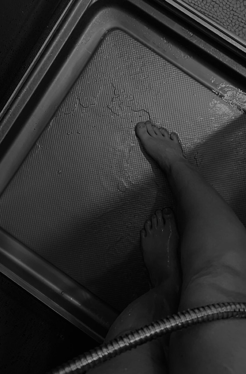 DominaSaphiraa's tweet photo. Tu n’existes qu’à genoux, tes mains sur mes pieds, ton argent dans mes poches. 
#findom #soumis #pied #feet #ass #moneyslave #moneyslaves 

https://t.co/NxMYjFfMNh https://t.co/1Wq3Nyxs1B