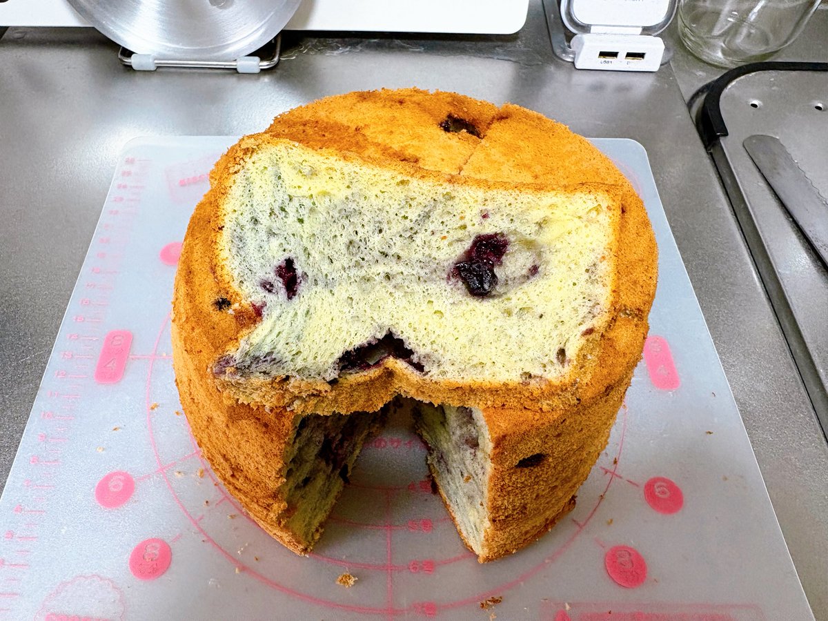 Calpisp's tweet image. ブルーベリーのシフォンケーキ🫐