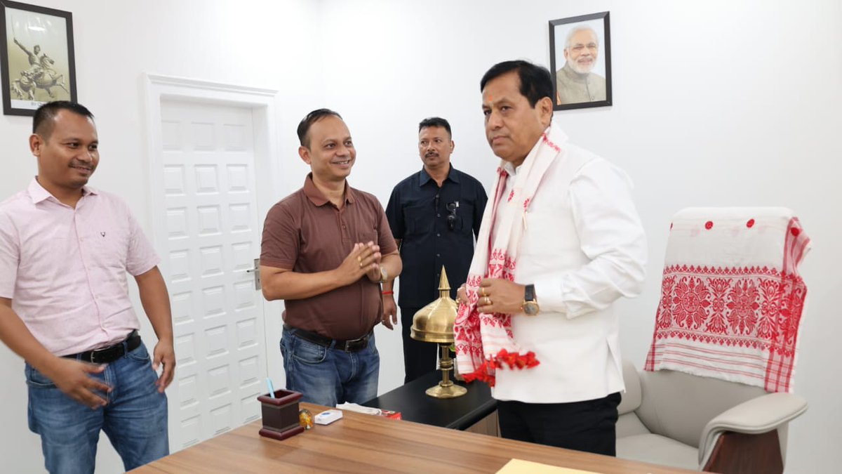 BishnuGopa5838's tweet photo. Act quickly @sarbanandsonwal @himantabiswa , make the VC resign. @sarbanandsonwal @himantabiswa #TezpurUniversity  #ZubeenGarg  #TUinnews #crisisinTU #JusticeforZubeenGarg #JusticeforTUStudents #CouncilNohoyUnionLage #Vcmissing #WeDemandTUSU
#vcmustresign
#himantabiswasharma https://t.co/59JVxwxwZs