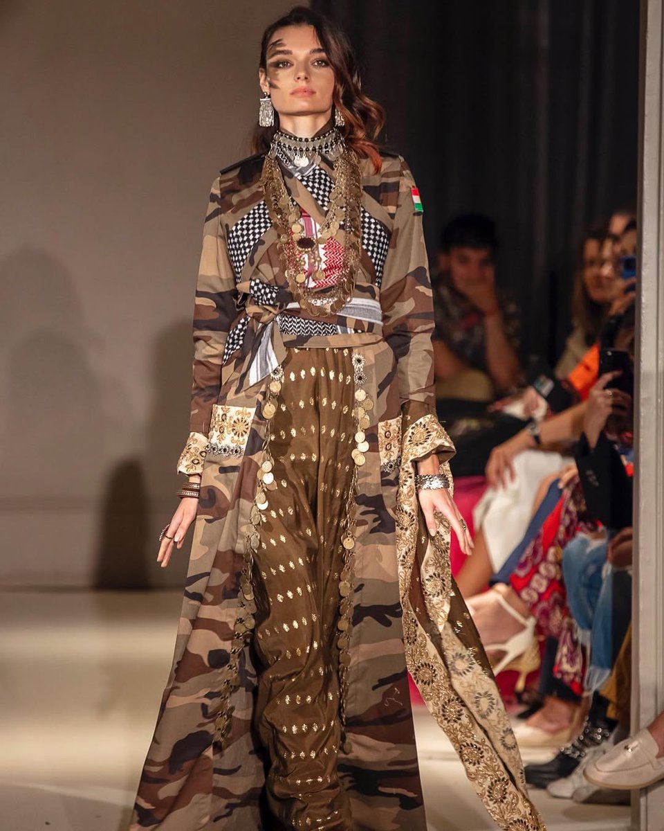 Kürt motifleri, lüks kumaşlar, çağdaş kesimler; gelenekten Paris ve Milano podyumlarına uzanan moda tasarımcısı Lara Dizeyee kimdir?

kurds.wiki/lara-dizeyee