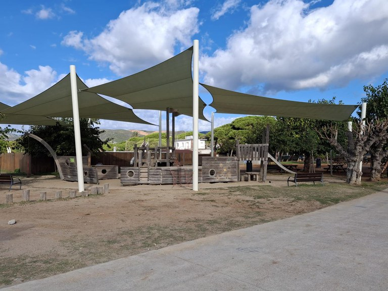 AjCastelldefels's tweet photo. La nueva infraestructura está compuesta por 1⃣0⃣ postes de acero y 4⃣ grandes toldos de material técnico, capaces de resistir la brisa marina y dar sombra a buena parte de la zona de juegos https://t.co/a7GlgAGLDQ