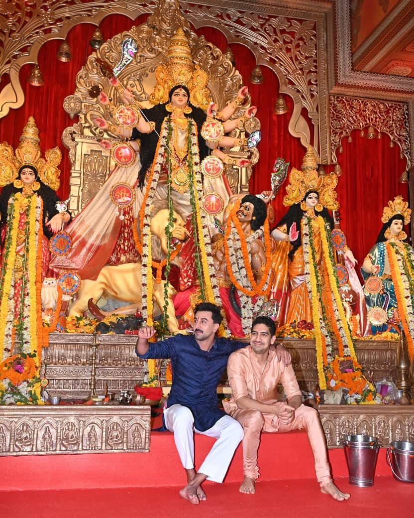 Ranbir Kapoor visited the North Bombay Sarbojanin Durga Puja pandal in Mumbai, where he joined Ayan Mukerji to participate in the festivities. 

#RanbirKapoor𓃵 #DurgaPuja2025