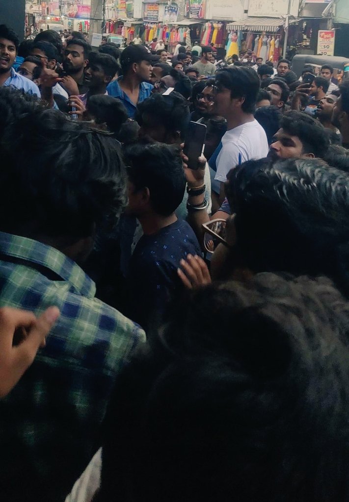 Varma_Tweetz's tweet photo. Started  movie release ki kuda intha mandi raru baboyi nee craze @PrabhasRaju

#Rajasaab https://t.co/qzKFV5a3Xq