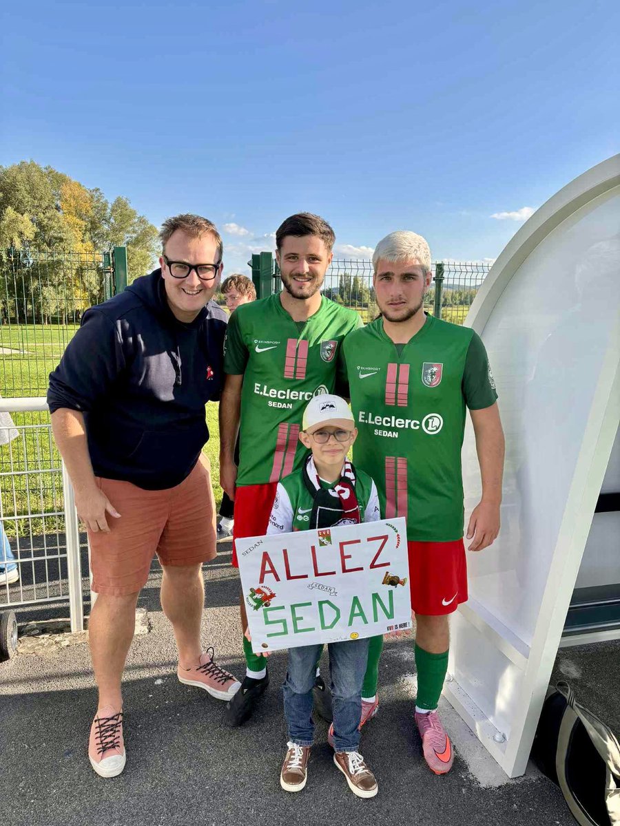 En image hier, lors du match entre le CSSA et Fagnieres, Luca 7 ans muni de sa pancarte avec les deux joueurs Sedanais Zanier et Dewet, la relève est assurée ! ✨💚❤️

(Facebook - DVCR)