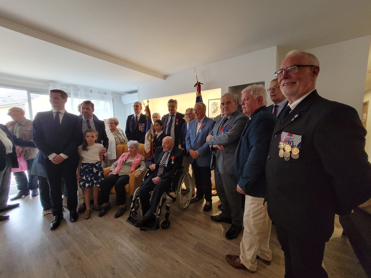 ✨ Un moment d’émotion et de reconnaissance ✨
Samedi 20 septembre, Monsieur André Noizat a été décoré de l’insigne de Chevalier de la Légion d’honneur par le Colonel Jean-Jacques Bérenguier, Président de l’association « Les Amis de La Martinerie ».🇫🇷