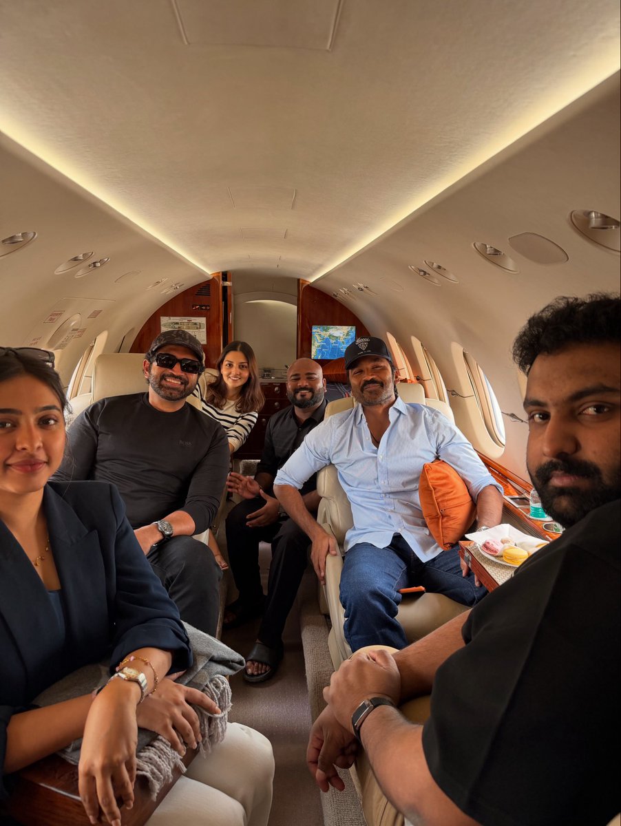 Vickysra2017's tweet photo. ஆகாச பூமியெல்லாம்
ஆறுதலா கூட வரும்…❤️ #idlikadai #dhanush https://t.co/nNU09f9e39