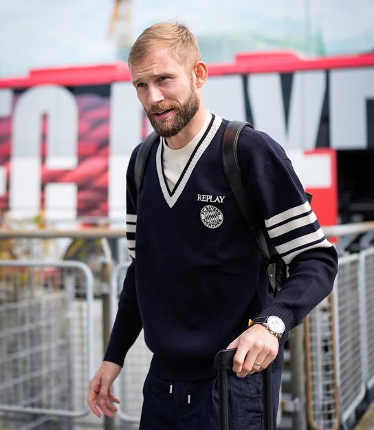 MusialaEra's tweet image. Other clubs are rocking Dior suits for UCL games while my club is stuck with this 🥀