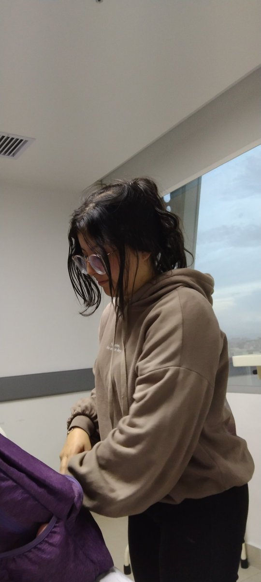 Lukhas___'s tweet photo. Fui por una molestia al médico y me hospitalizaron, pero ningún familiar podía venir para el traslado y sin pedírselo vino Xime, y espero como 10 horas afuera la ambulancia. 
como no voy amarla con todo mi corazón y querer darle el mundo cuando ella me mira 💛✨ en fin, te amo ☀️ https://t.co/pcb6JJs5Sh