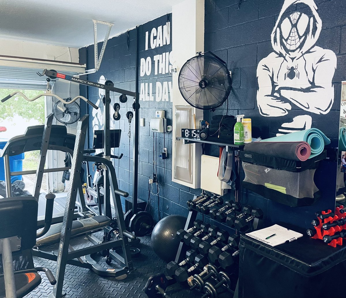 In the gym this morning 😁 I fell out of the workouts for a bit but we are back at it to finish the year strong with this last quarter!