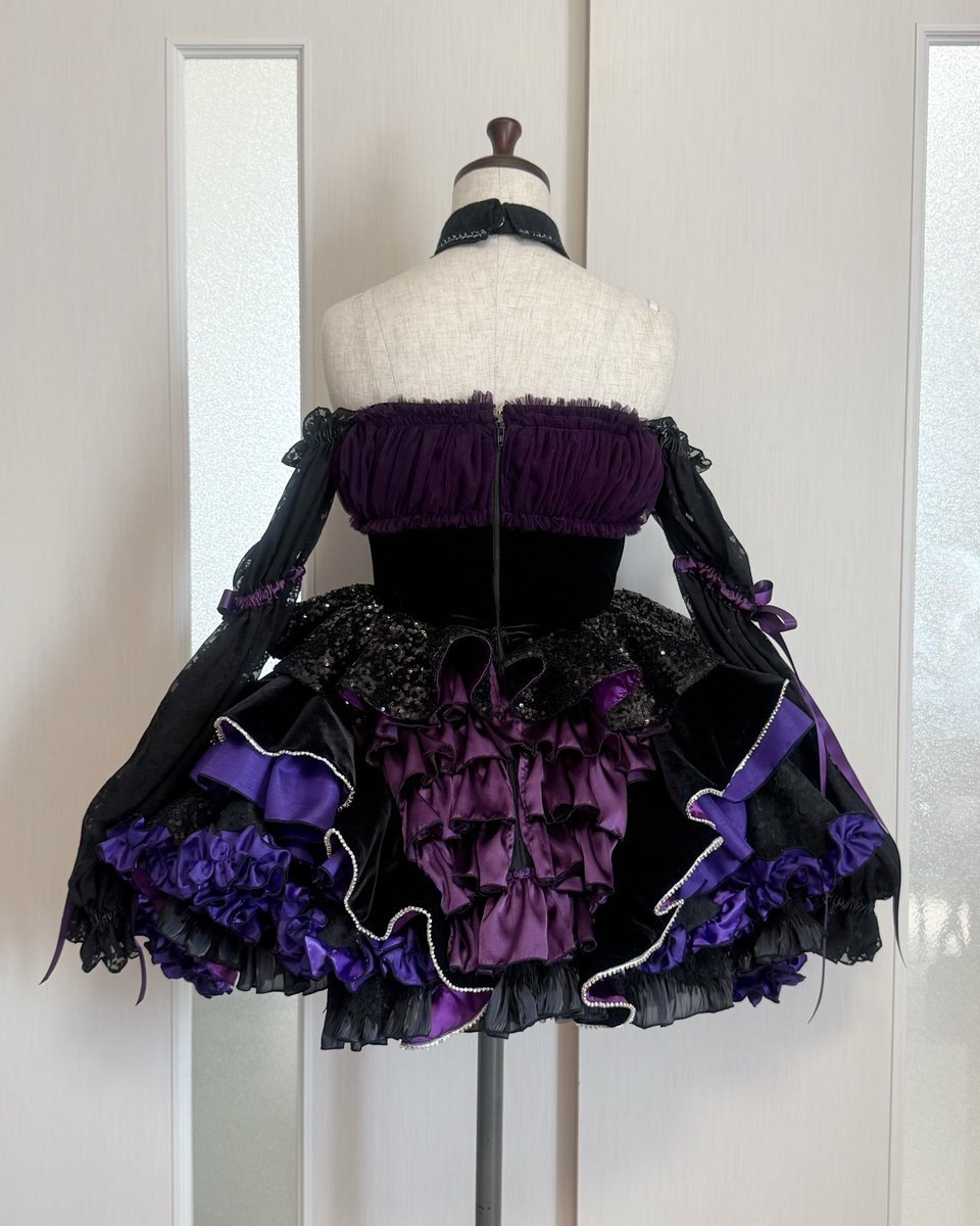 AVAM様新衣装制作させて頂きました🪡

東雲青空様ver.

異素材で合わせたボリュームフリルとスカートの中央に走るビジュー付きのフリルがポイントです